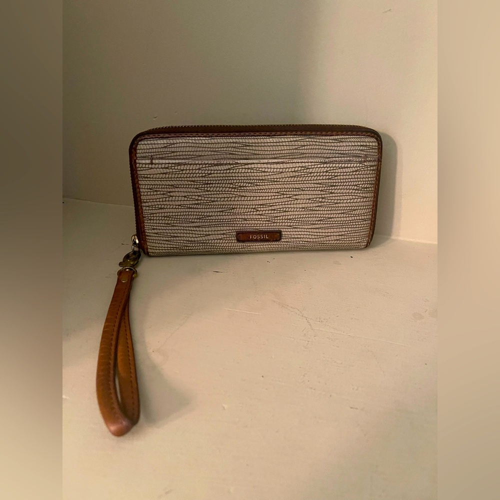 Women's Fossil Wallet Wristlet Brown/Tan Taupe  Zip Around RARE VTG coin purse